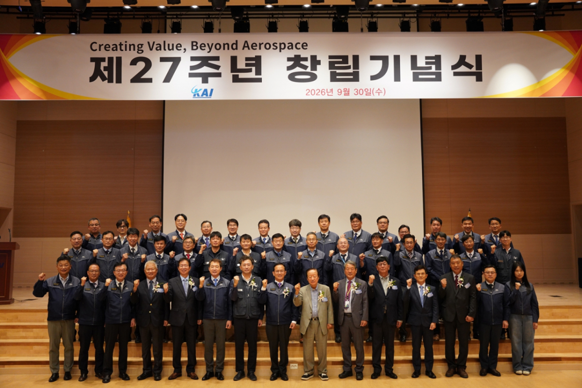 30일 경남 사천 KAI(한국항공우주산업) 본사에서 열린 제27주년 창립기념식 단체사진./사진제공=KAI