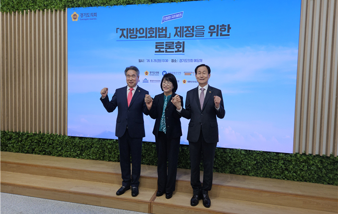 (왼쪽부터)박준 경남도의회 의장, 이영해 울산시의회 의장, 강무길 부산시의회 의장이 부울경 공동현안 협력 강화 등을 논의한 후 손을 잡고 협력 의지를 다지고 있다./사진제공=부산시의회
