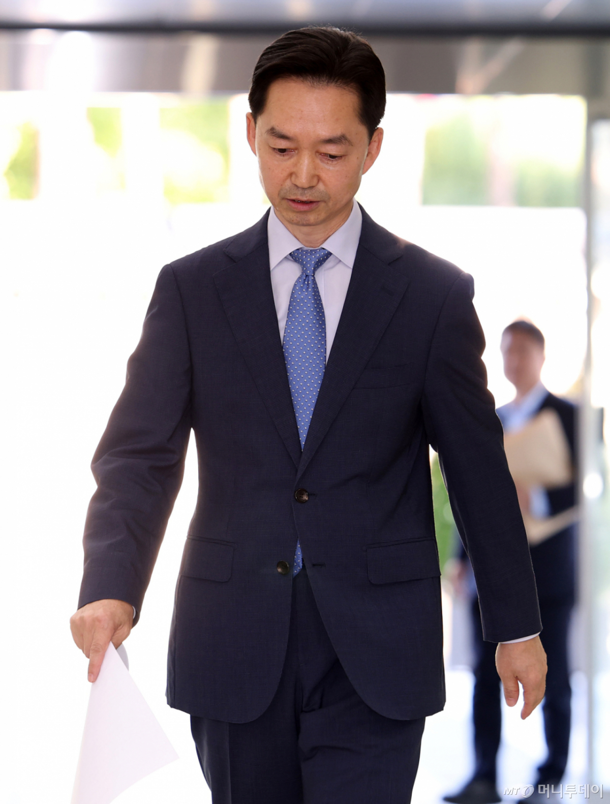 [서울=뉴시스] 이영환 기자 = 김지용 중대범죄수사청장 후보자가 14일 오후 서울 종로구 정부서울청사 창성동 별관에서 최근 현안 관련 입장 표명을 하기 위해 청사로 들어서고 있다. 2026.09.14. 20hwan@newsis.com /사진=이영환