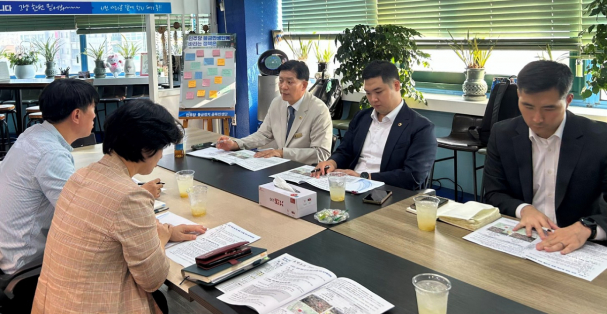 심상록 경기도의원, 최민 경기도의원, 임오경 국회의원실 김연진 선임비서관, 박진숙 광명시 문화관광과장 등이 30일 '스포츠·공연 복합형 돔구장 광명 유치를 위한 실무협의회'를 개최했다./사진제공=광명시