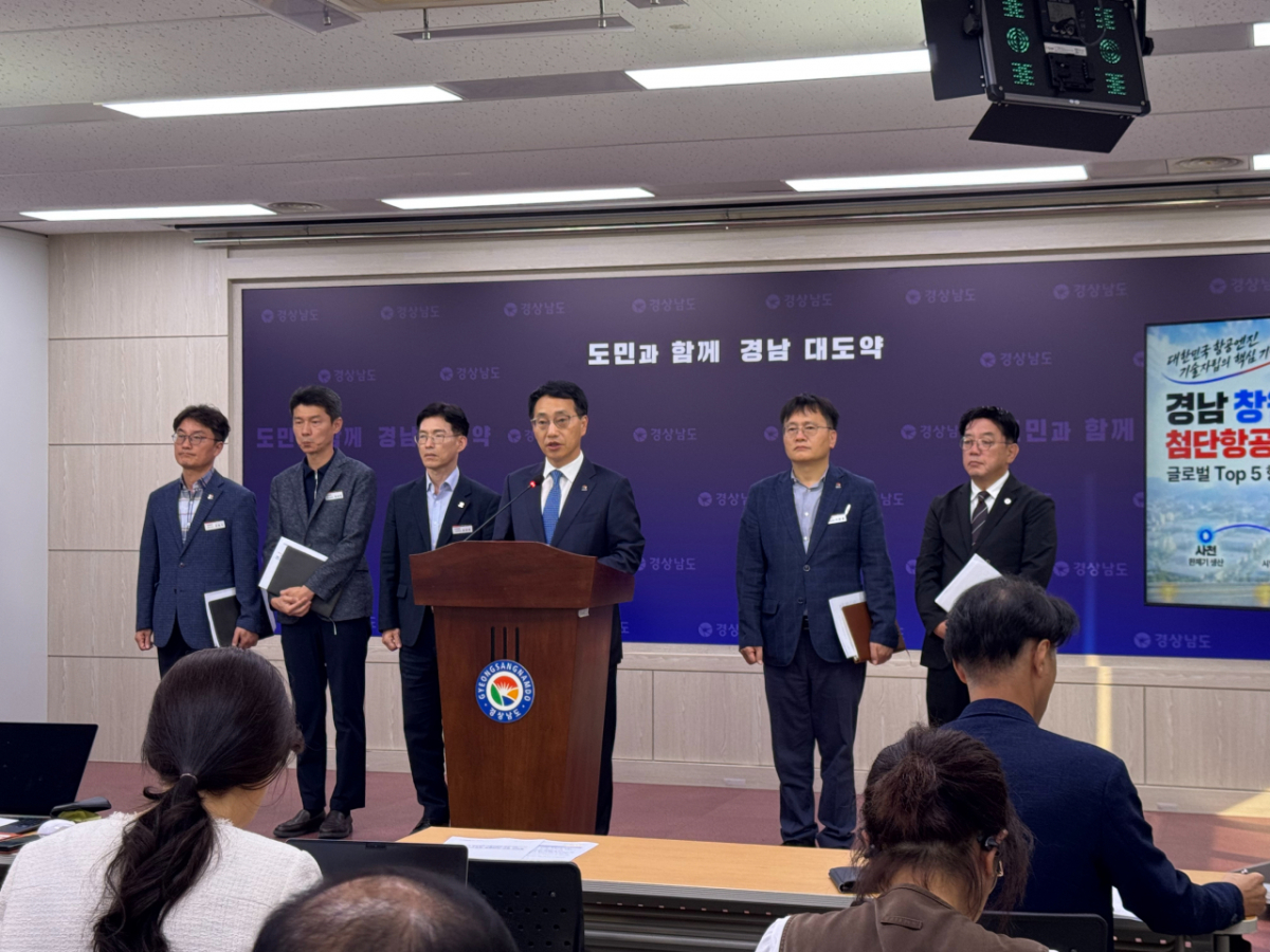 최만림 경남도 경제부지사(왼쪽에서 4번째)가 첨단항공엔진 특화단지 지정에 대해 설명하고 있다./사진제공=경남도