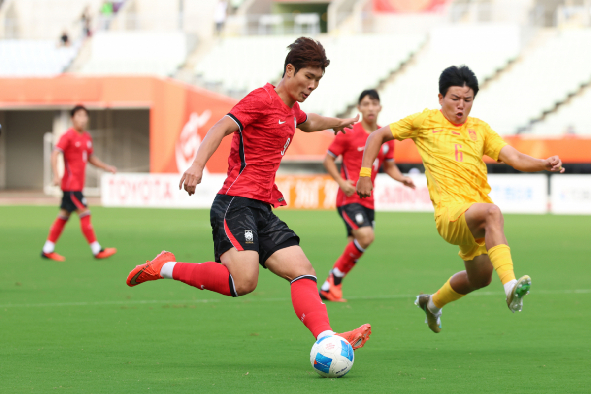 30일 열린 2026 아이치·나고야 아시안게임 남자 축구 준결승 한국과 중국의 경기 전반, 이영준이 돌파하고 있다. /사진=뉴시스 