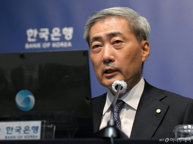 (서울=뉴스1) 사진공동취재단 = 신현송 한국은행 총재가 27일 서울 중구 한국은행에서 열린 금융통화위원회 통화정책방향 기자간담회에서 발언하고 있다. 2026.8.27/뉴스1 Copyright (C) 뉴스1. All rights reserved. 무단 전재 및 재배포, AI학습 이용 금지. /사진=(서울=뉴스1) 사진공동취재단