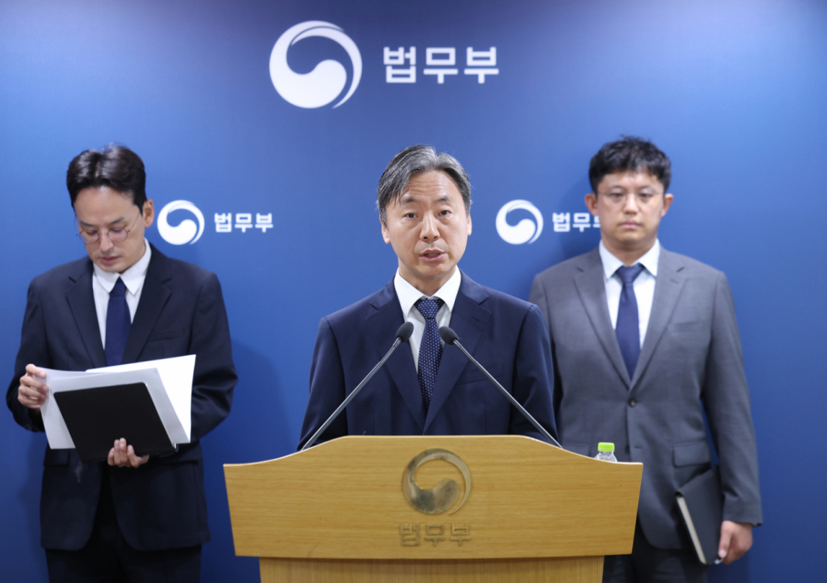 강준하 법무부 국제법무국장이 30일 경기 과천시 법무부에서 이란 다야니 2차 ISDS 사건 승소 관련 브리핑을 하고 있다. /뉴스1