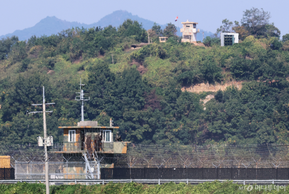 (파주=뉴스1) 오대일 기자 = 29일 경기 파주 접경지역에서 마주보고 있는 남과 북의 초소에 긴장감이 감돌고 있다. 서부전선 비무장지대(DMZ)에서 우리 군 장병들이 다친 지뢰 폭발 사고 원인이 북한군이 매설한 지뢰일 가능성이 크다는 군의 판단이 나온 가운데 대북 확성기 방송 재개 등 상응 조치에 관심이 쏠리고 있다. 2026.9.29/뉴스1 Copyright © 뉴스1. All rights reserved. 무단 전재 및 재배포, AI학습 이용 금지. /사진=(파주=뉴스1) 오대일 기자