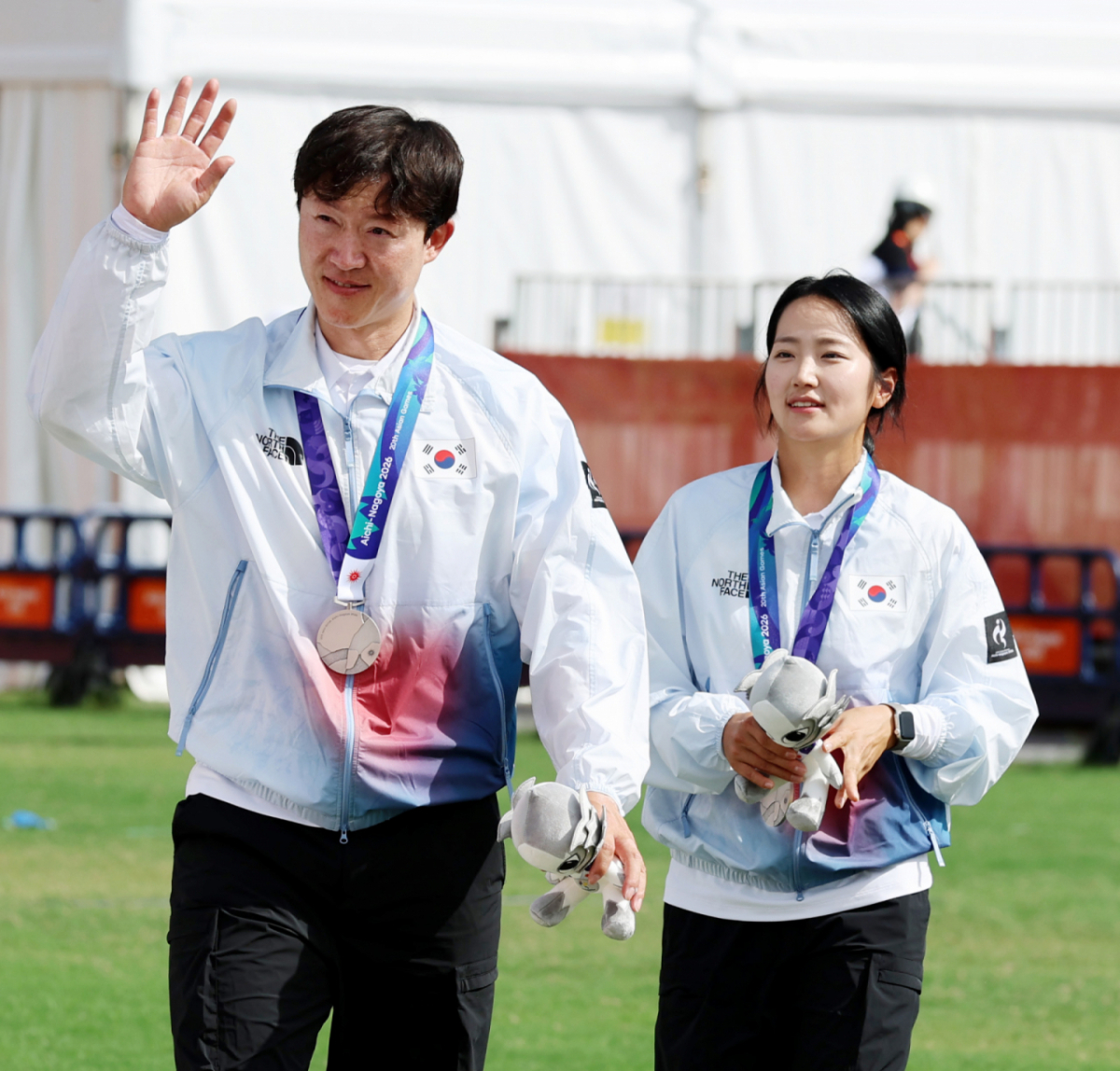 대한민국 박정윤-최용희가 30일 일본 오카자키 주오 소고 공원에서 열린 2026 아이치·나고야 아시안게임 양궁 컴파운드 혼합복식 인도와의 결승전 슛오프에서 마지막 화살이 9점을 기록하며 아쉽게 은메달에 머물렀다. . 2026.09.29. /사진=강영조 cameratalks@