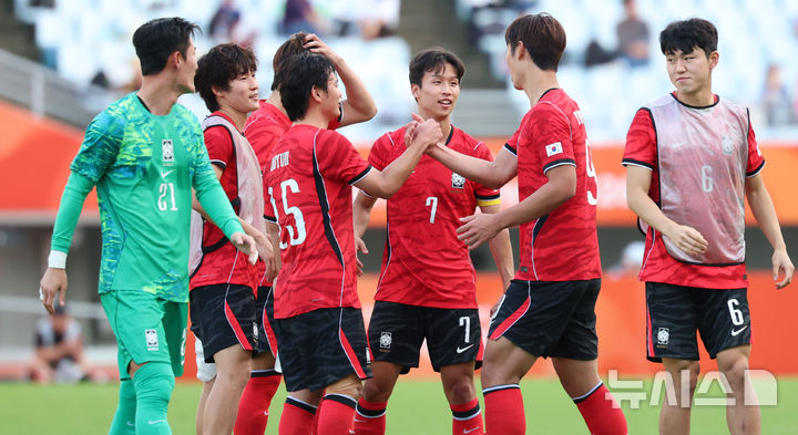 30일(현지시간) 일본 오사카 나가이 스타디움에서 열린 2026 아이치·나고야 아시안게임 남자 축구 준결승 한국과 중국의 경기, 2-1 승리를 거둔 대한민국 선수들이 자축하고 있다. /사진=뉴시스