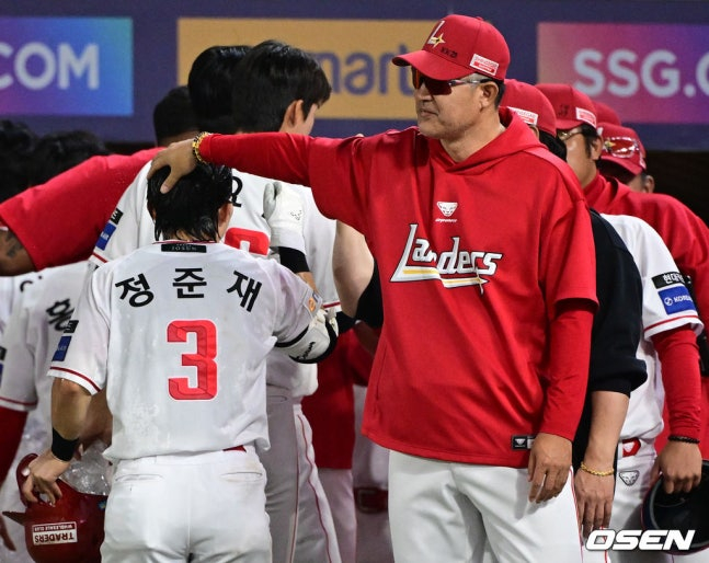 30일 LG전 승리 후 정준재를 축하하는 이숭용(오른쪽) SSG 감독. /사진=OSEN