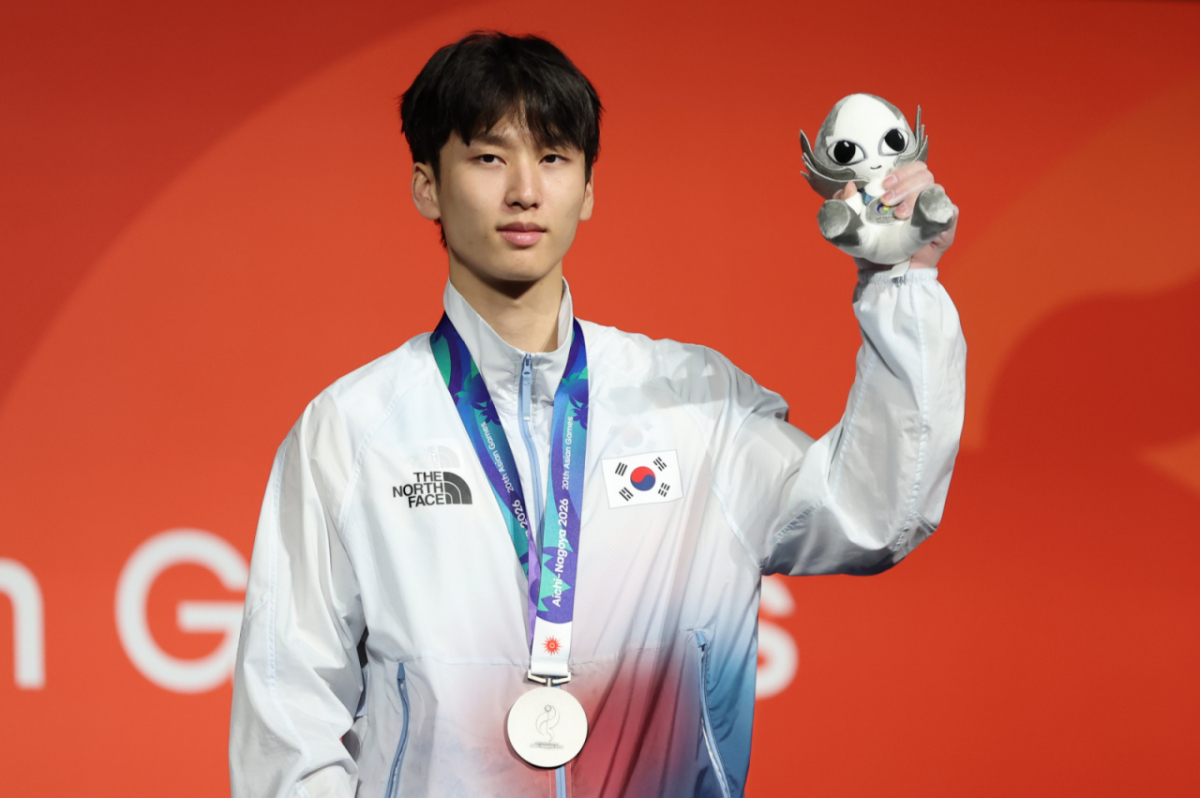 이도현이 30일 열린 2026 아이치·나고야 아시안게임 클라이밍 남자 볼더링 시상식에서 은메달을 목에 걸고 있다. /사진=뉴스1