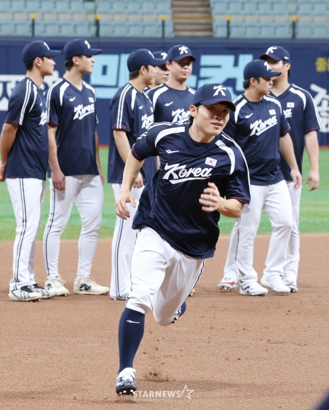 정준재가 지난 달 16일 고척스카이돔에서 열린 대표팀 훈련에서 베이스 러닝을 하고 있다. /사진=김진경 대기자