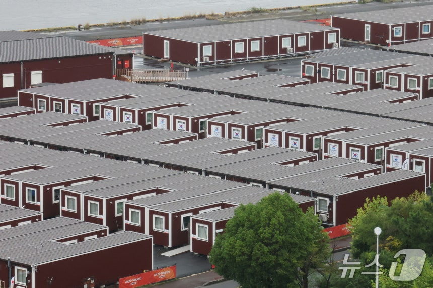 지난 15일 2026 아이치·나고야 아시안게임에서 일본 나고야항에 선수단 숙소로 마련된 컨테이너에 태극기를 걸어 놓은 모습./사진=뉴스1