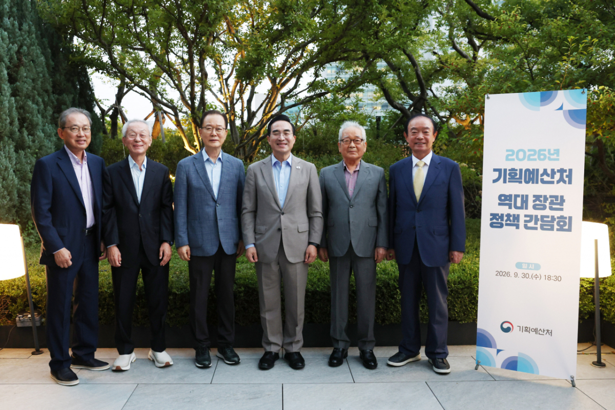 박홍근 기획예산처 장관이 9월 30일 오후 서울 강남구 JW 메리어트 호텔에서 열린 '역대 기획예산처 장관 정책간담회'에서 전직 기획예산처 장관들과 만나 기념촬영하고 있다. 왼쪽부터 변양균 6대 장관, 김병일 5대 장관, 박봉흠 4대 장관, 박홍근 장관, 진념 초대 장관, 장병완 7대 장관 /사진제공=기획예산처