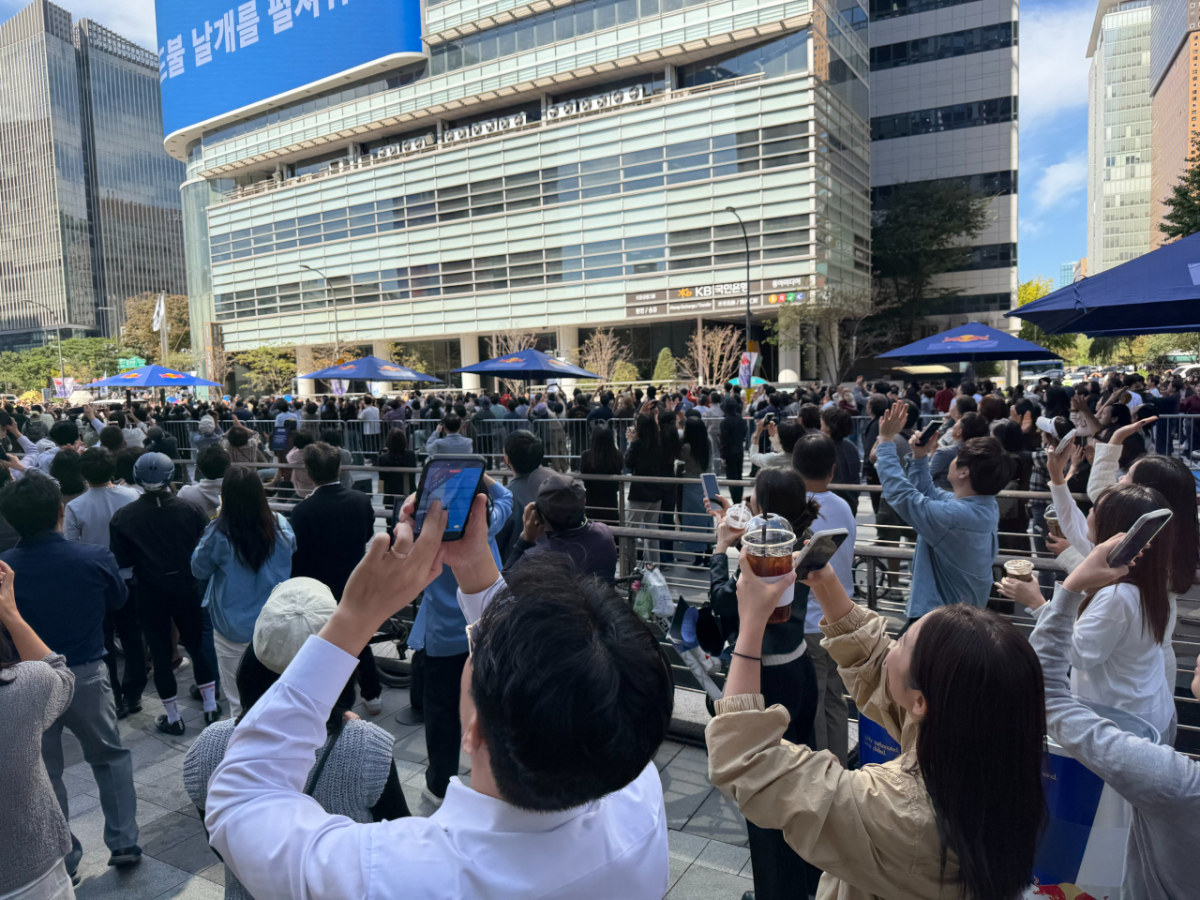 1일 오후 서울 중구 청계광장 일대에서 시민들이 외줄타기를 하는 선수를 지켜보는 모습./사진=민수정 기자.