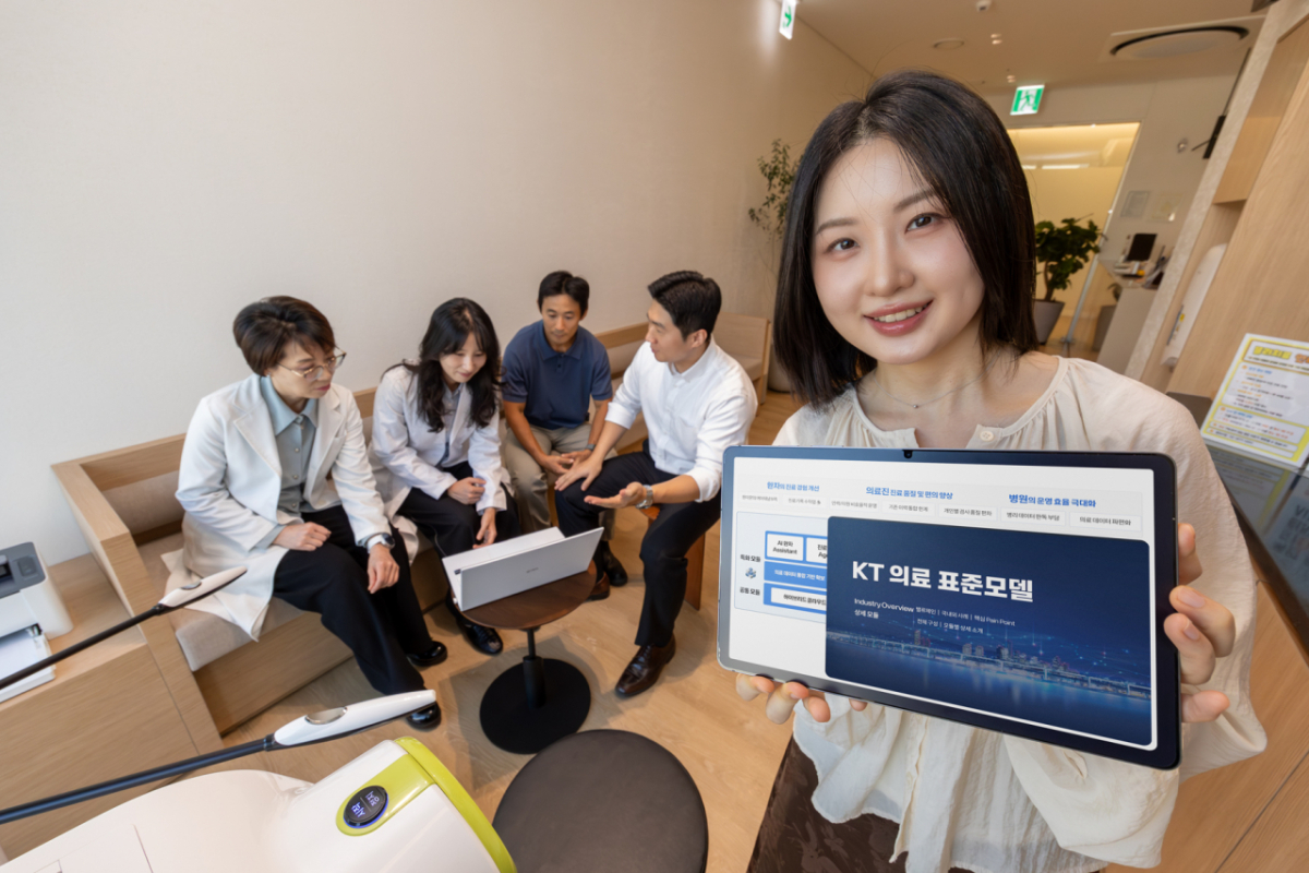 서울 시내 한 병원에서 KT 직원이 병원 관계자에게 ‘의료 표준모델’을 설명하고 있다./사진 제공=KT