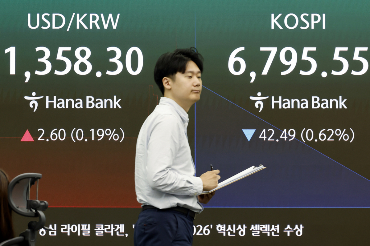 (서울=뉴스1) 박정호 기자 = 1일 오전 서울 중구 하나은행 본점 딜링룸 전광판에 코스피 등 시황이 표시되고 있다. 이날 코스피는 전일 종가와 비교해 45.69포인트(p)(0.67%) 하락한 6792.35, 코스닥은 전일 대비 0.08포인트(p)(0.01%) 하락한 855.83, 서울외환시장에서 달러·원 환율은 전일 오후 3시 30분 주간 종가 대비 5.8원 오른 1358.60원을 기록했다. 2026.10.1/뉴스1 Copyright © 뉴스1. All rights reserved. 무단 전재 및 재배포, AI학습 이용 금지. /사진=(서울=뉴스1) 박정호 기자