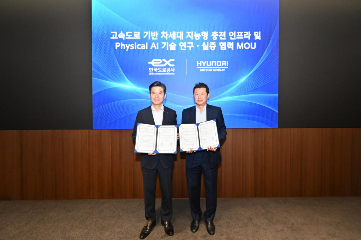 정호근 현대차그룹 미래전략본부장(오른쪽)이 조성민 한국도로공사 도로교통연구원장과 협약식에서 기념촬영을 했다./사진=현대차그룹