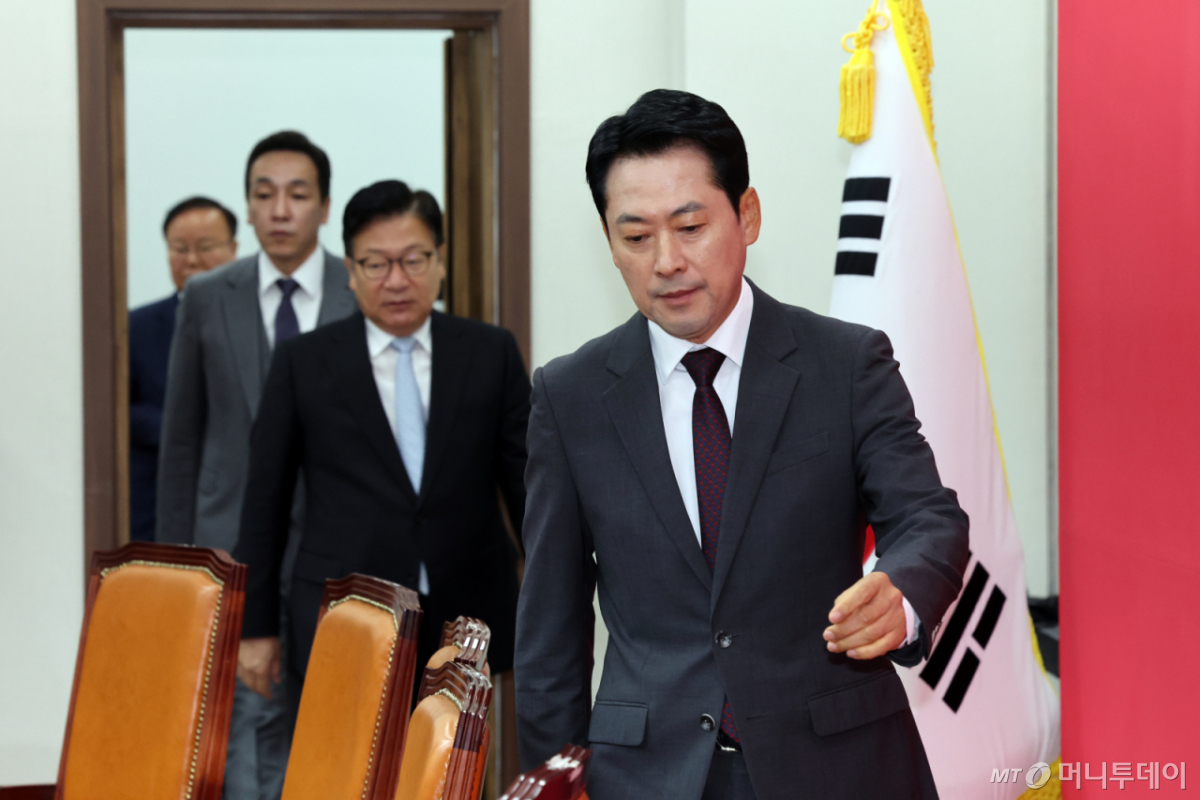 (서울=뉴스1) 황기선 기자 = 장동혁 국민의힘 대표가 1일 오전 서울 여의도 국회에서 열린 최고위원회의에 참석하고 있다. 2026.10.1/뉴스1 Copyright © 뉴스1. All rights reserved. 무단 전재 및 재배포, AI학습 이용 금지. /사진=(서울=뉴스1) 황기선 기자