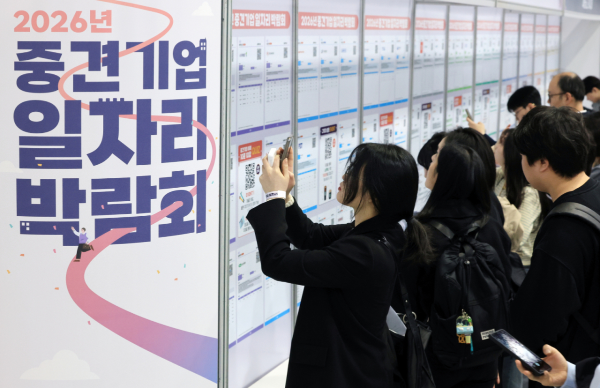 서울 서초구 aT센터에서 열린 '2026년 중견기업 일자리박람회'를 찾은 구직자들이 채용공고게시대를 살펴보고 있다. 2026.3.31/뉴스1 Copyright © 뉴스1. All rights reserved. 무단 전재 및 재배포, AI학습 이용 금지. /사진=(서울=뉴스1)
