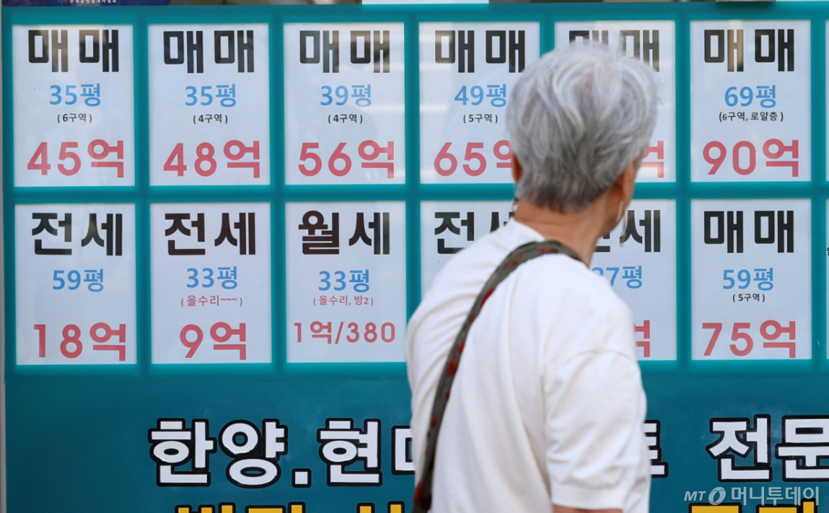(서울=뉴스1) 박세연 기자 = 30일 서울 강남구 부동산중계업소에 아파트 매물 안내문이 붙여있다. 8월 발표된 세제개편 영향으로 강남3구(강남·서초·송파) 지역 아파트 가격이 하락세를 보이고 있다. 이날 한국부동산원에 따르면 강남구 아파트 가격은 지난달 둘째 주 이후 9월 셋째 주(21일 기준)까지 7주 연속 떨어졌다. 누적 하락률은 1.69%다. 2026.9.30/뉴스1 Copyright © 뉴스1. All rights reserved. 무단 전재 및 재배포, AI학습 이용 금지. /사진=(서울=뉴스1) 박세연 기자