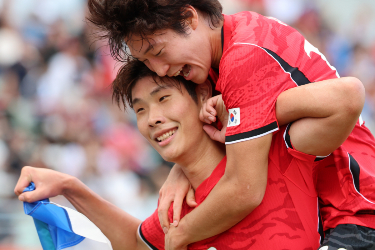 30일 일본 오사카 나가이 스타디움에서 열린 2026 아이치·나고야 아시안게임 남자 축구 준결승 한국과 중국의 경기, 전반 한국 이영준이 팀의 첫 번째 골을 넣고 세리머니 하고 있다/사진=뉴시스