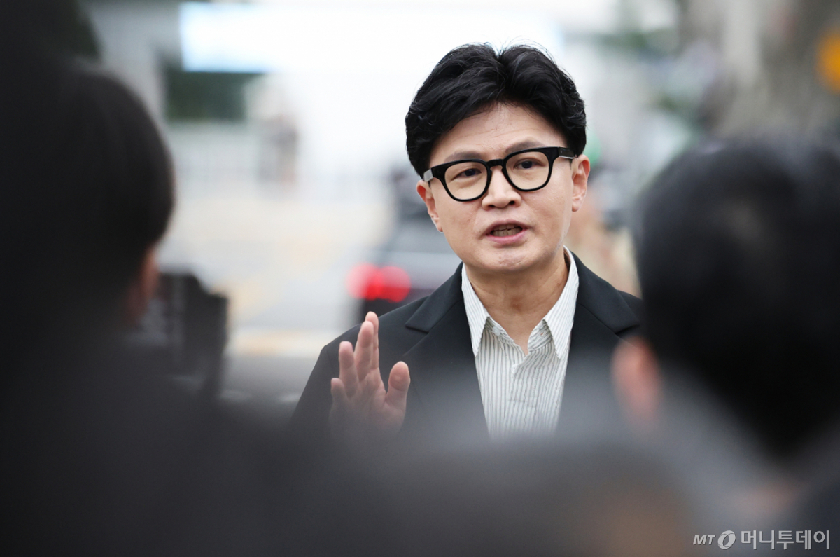 한동훈 무소속 의원이 24일 오후 서울 용산구 국방부 앞에서 기자회견을 열고 'DMZ 지뢰 폭발' 현장 조사를 촉구하는 1인 시위를 하고 있다./사진=뉴스1
