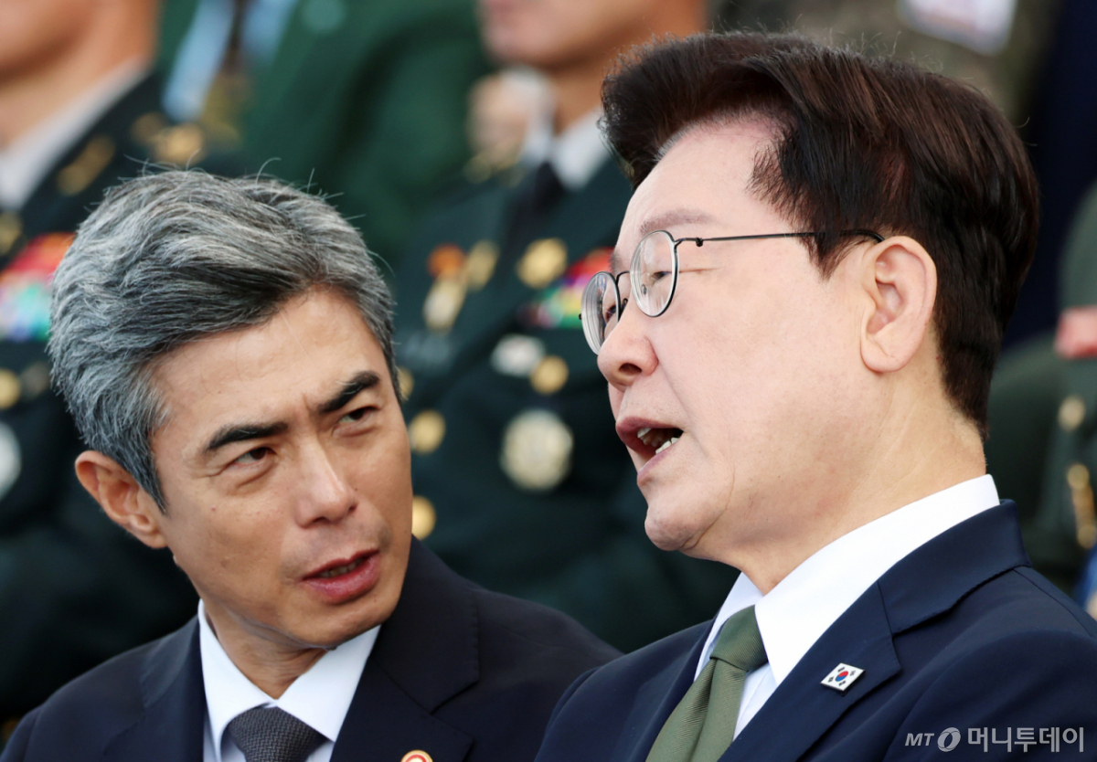 [계룡=뉴시스] 조성봉 기자 = 이재명 대통령이 1일 충남 계룡대 활주로에서 열린 제78회 국군의 날 기념식에서 강신철 국방부 장관과 대화하고 있다.2026.10.01. suncho21@newsis.com /사진=류현주