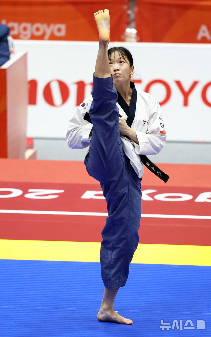 정하은이 1일 일본 아이치현 도요하시 체육관에서 2026 아이치·나고야 아시안게임 태권도 여자 품새 경기를 치르고 있다. /사진=뉴시스