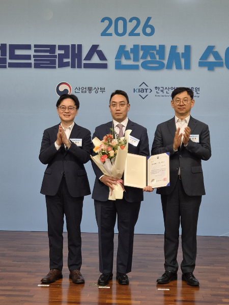 이성욱 HT로보틱스 대표가 1일 '2026년 월드클래스 플러스' 선정 이후 기념촬영을 하고 있다. /사진제공=HT로보틱스