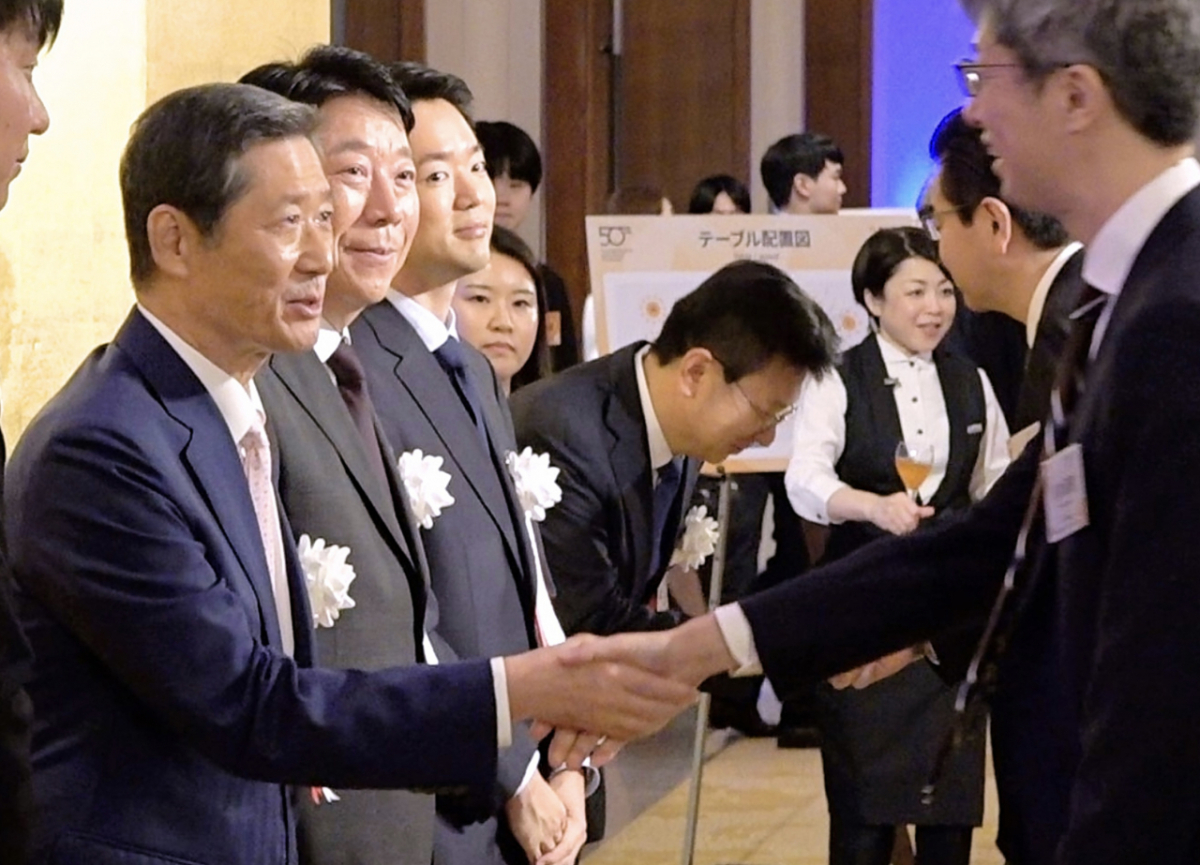 지난달 30일 일본 도쿄에서 열린 현대해상화재보험 일본지사 설립 50주년 기념행사에서 정몽윤 현대해상 회장(왼쪽부터)과 이석현 현대해상 대표이사, 정경선 현대해상 CSO가 내빈들을 맞이하고 있다./사진제공=현대해상