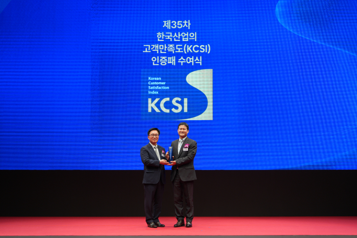 지난달 30일 서울 중구 신라호텔에서 열린 2026 KCSI 인증패 수여식에서 이민택 하나투어 고객관리실장(오른쪽)이 기념 촬영을 하고 있다. /사진제공=하나투어