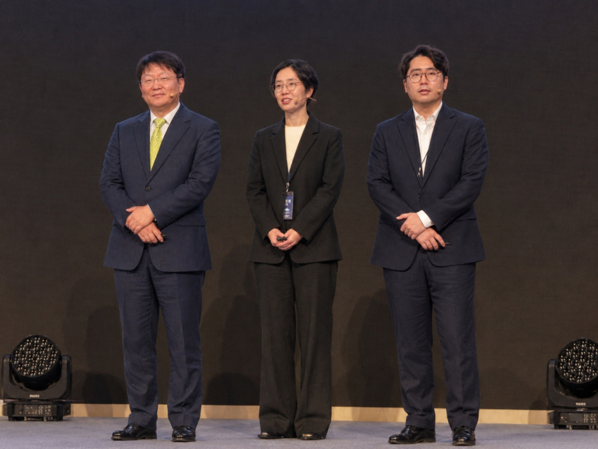 (사진 왼쪽부터) 김회천 아리바이오홀딩스 사장, 전은영 아리바이오랩 부사장, 프레드 킴 아리바이오 부사장이  1일 서울 용산구 드래곤시티호텔에서 개최된 비전선포식에서 사업전략을 발표했다. 사진은 현장 발표 모습을 AI(인공지능)으로 재구성한 것./사진=박정렬 기자 
