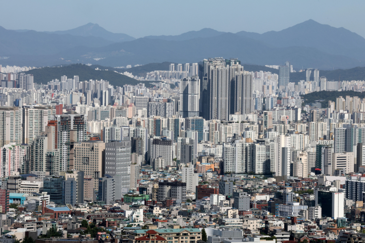 (서울=뉴스1) 이광호 기자 = 서울 아파트값이 86주 연속 상승하며 역대 최장 상승 기록을 새로 썼다. 1일 한국부동산원이 발표한 9월4주(9월28일 기준) 주간아파트가격동향에 따르면 서울 아파트 매매가격지수는 전주 대비 0.09% 상승했다. 지난해 2월 첫째 주 이후 86주 연속 상승세다. 문재인 정부 당시 최장 기록인 85주 연속 상승 기록을 넘어섰다. 사진은 이날 서울 남산에서 바라본 아파트단지 모습. 2026.10.1/뉴스1 Copyright © 뉴스1. All rights reserved. 무단 전재 및 재배포, AI학습 이용 금지. /사진=(서울=뉴스1) 이광호 기자