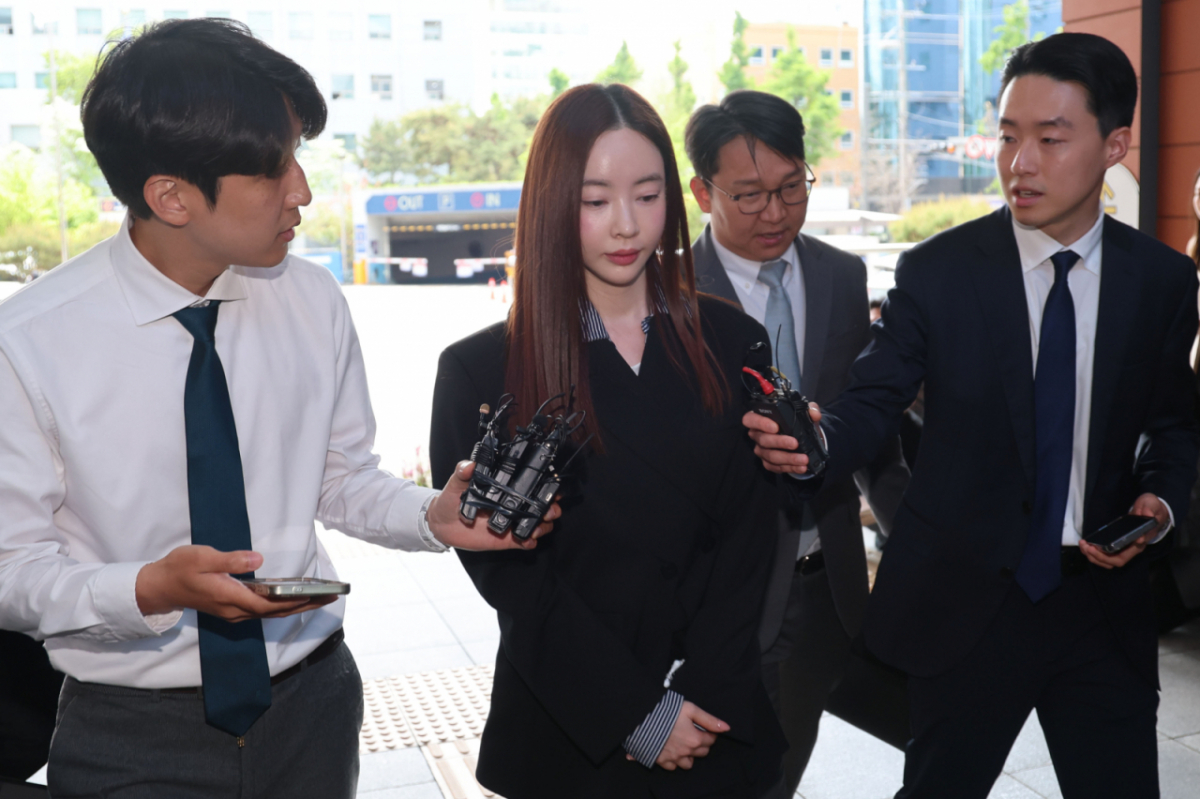 필라테스 강사 겸 인플루언서 양정원이 지난 4월29일 서울 강남구 강남경찰서에 사기 및 가맹사업법 위반 혐의 피의자 신분으로 출석하고 있다. /사진=뉴시스.