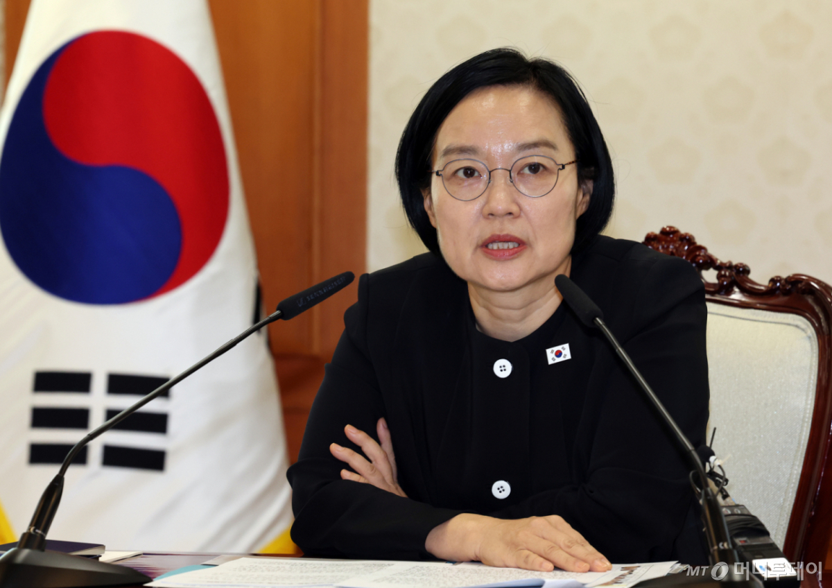한성숙 국무총리가 1일 서울 종로구 정부서울청사에서 열린 AI 행정혁신 우수공직자 간담회에서 모두 발언 하고 있다. 한 총리는 "우리나라는 AI 속도조절이 필요 없다"고 말했다. /사진=뉴스1