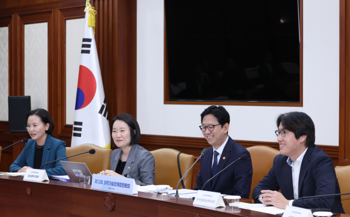 이해민 대통령실 AI수석이 30일 오전 서울 종로구 정부서울청사에서 열린 제13회 과학기술관계장관회의에서 인사말 하고 있다. 왼쪽부터 이해민 대통령실 AI수석, 이소영 중소벤처기업부 장관, 배 부총리, 하정우 AI전략위원회 부위원장. /사진=뉴시스