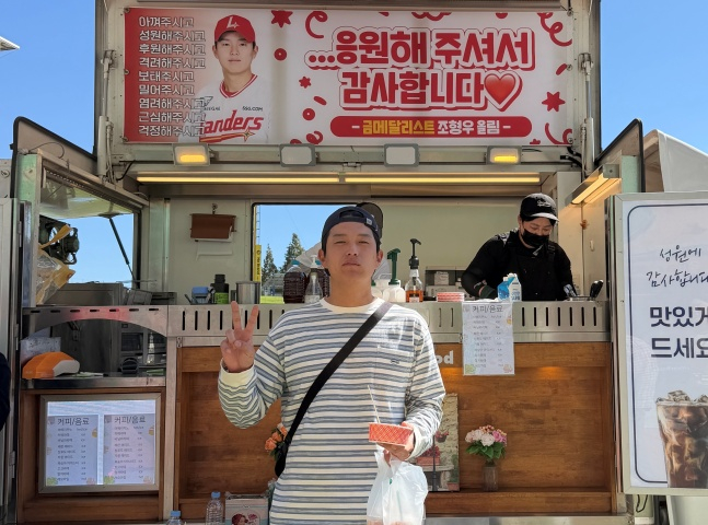 SSG 랜더스 조병현, 조형우, 정준재가 1일 인천 LG전을 앞두고 '2026 아이치·나고야 아시안게임' 금메달 획득을 기념해 소속팀에 커피와 피자를 선물했다. 조형우가 기념사진을 찍었다. /사진=SSG 랜더스 제공
