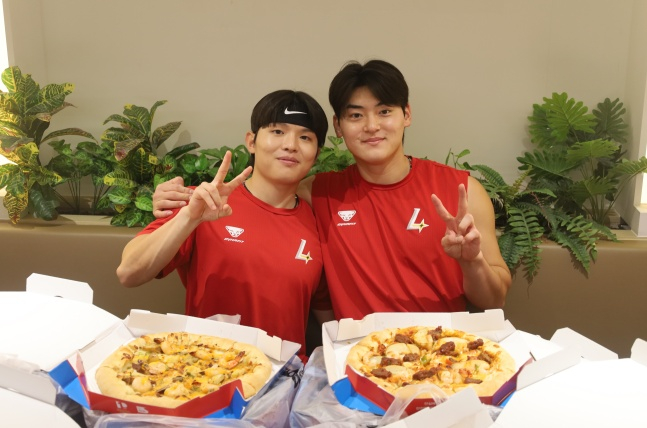 SSG 랜더스 조병현, 조형우, 정준재가 1일 인천 LG전을 앞두고 '2026 아이치·나고야 아시안게임' 금메달 획득을 기념해 소속팀에 커피와 피자를 선물했다. 정준재(왼쪽)와 조병현이 기념사진을 찍었다. /사진=SSG 랜더스 제공