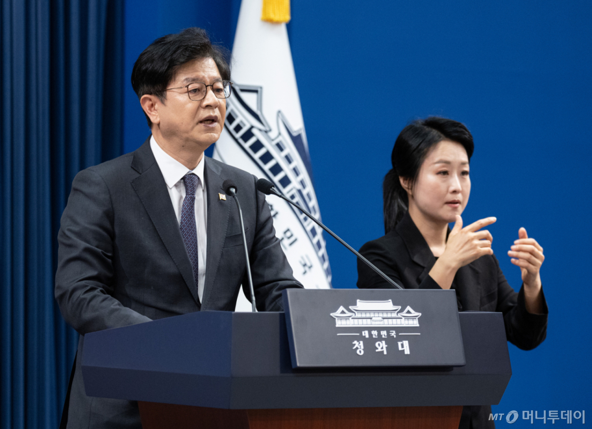 (서울=뉴스1) 이재명 기자 = 성기홍 홍보소통수석이 1일 청와대 춘추관에서 인사 관련 브리핑을 하고 있다. 2026.10.1/뉴스1  Copyright © 뉴스1. All rights reserved. 무단 전재 및 재배포,  AI학습 이용 금지. /사진=(서울=뉴스1) 이재명 기자