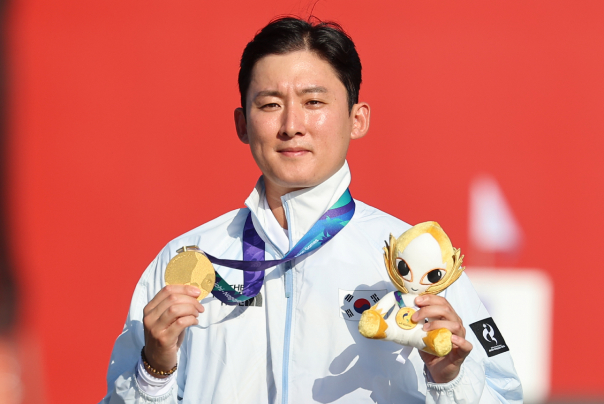 대한민국 김종호가 1일 일본 오카자키 중앙종합공원 다목적광장에서 열린 2026 아이치·나고야 아시안게임 양궁 컴파운드 남자 개인전 시상식에서 금메달을 목에 걸고 기뻐하고 있다/사진=뉴스1