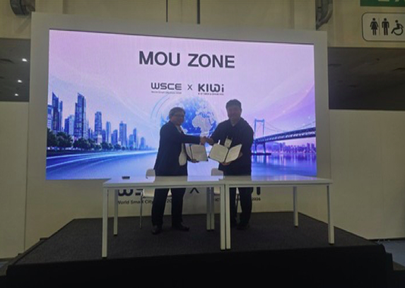 새팜(오른쪽)이 부산 벡스코에서 열린 'K-ICT WEEK in BUSAN 2026' MOU ZONE에서 대만 Macroscopic Inc.와 업무협약을 체결하고 있다./사진제공=새팜