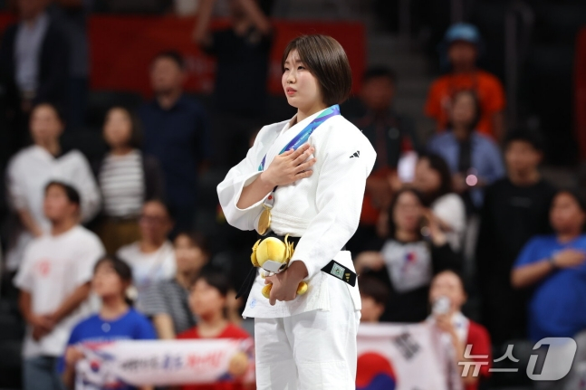 허미미가 1일 일본 아이치 인터내셔널 아레나에서 열린 2026 아이치·나고야 아시안게임 유도 여자 57㎏급 결승 시상식에서 금메달을 목에 걸고 애국가에 맞춰 가슴에 손을 얹고 있다. /사진=뉴스1