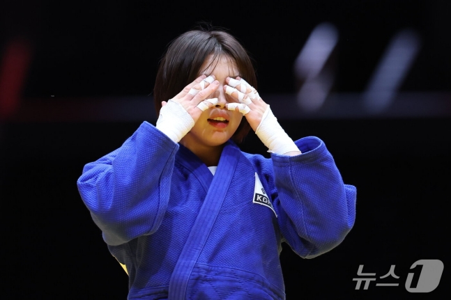 허미미가 1일 일본 아이치 인터내셔널 아레나에서 열린 2026 아이치·나고야 아시안게임 유도 여자 57㎏급 결승에서 승리한 뒤 눈물을 흘리고 있다. /사진=뉴스1