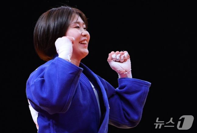 허미미가 1일 일본 아이치 인터내셔널 아레나에서 열린 2026 아이치·나고야 아시안게임 유도 여자 57㎏급 결승에서 승리한 뒤 환한 미소를 짓고 있다. /사진=뉴스1