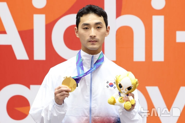 윤규성이 1일 일본 아이치현 도요하시 체육관에서 열린 2026 아이치·나고야 아시안게임 태권도 남자 개인 품새 메달 시상식에서 금메달을 들고 포즈를 취하고 있다. /사진=뉴시스