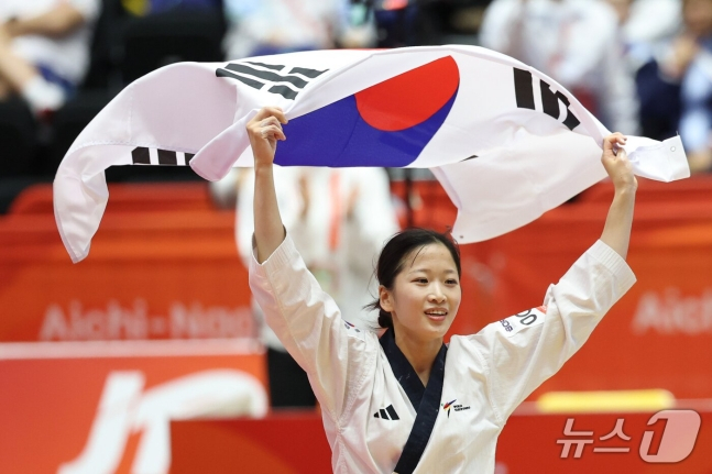 정하은이 1일 일본 아이치현 도요하시 체육관에서 열린 2026 아이치·나고야 아시안게임 태권도 여자 개인 품새 금메달을 획득하고 태극기를 들고 세리머니를 하고 있다. /사진=뉴스1