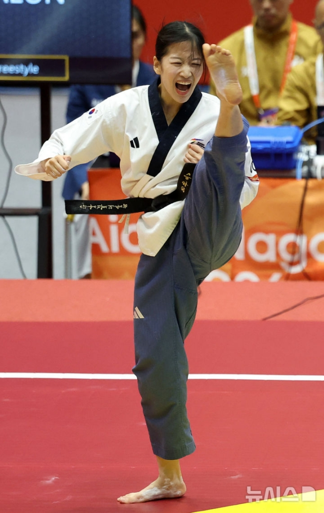 정하은이 1일 일본 아이치현 도요하시 체육관에서 열린 2026 아이치·나고야 아시안게임 태권도 여자 개인 품새 결승전에서 연기를 펼치고 있다. /사진=뉴시스