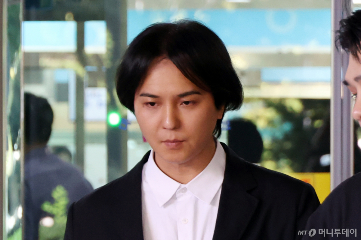 사회복무요원 근무 중 102일간 무단결근한 혐의로 재판에 넘겨진 그룹 위너 멤버 송민호가 1일 서울서부지방법원에서 열린 1심 선고공판에서 징역 1년, 집행유예 2년을 선고받은 뒤 취재진 질문을 들으며 법원을 나서고 있다. /사진=뉴스1