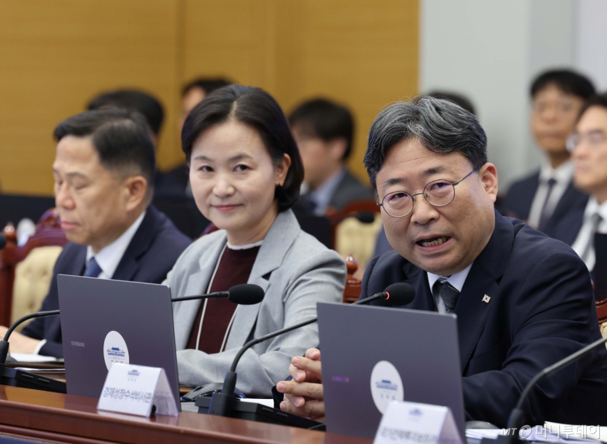 [서울=뉴시스] 조성봉 기자= 하준경 경제성장수석이 1일 청와대에서 열린 수석보좌관회의에서 발언하고 있다. 이날 이재명 대통령은 하준경 경제수석을 정책실장으로 임명했다.(청와대통신사진기자단) 2026.10.01. suncho21@newsis.com /사진=