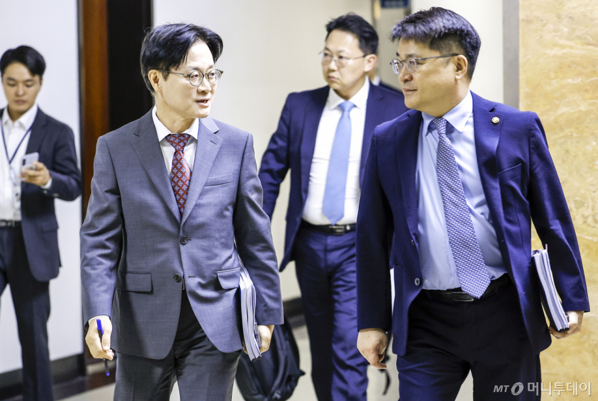 [서울=뉴시스] 정병혁 기자 = 김정관 산업통상부 장관과 문신학 차관이 22일 서울 여의도 국회에서 열린 산업통상자원중소벤처기업위원회 전체회의에 참석하고 있다. 2026.09.22. jhope@newsis.com /사진=정병혁