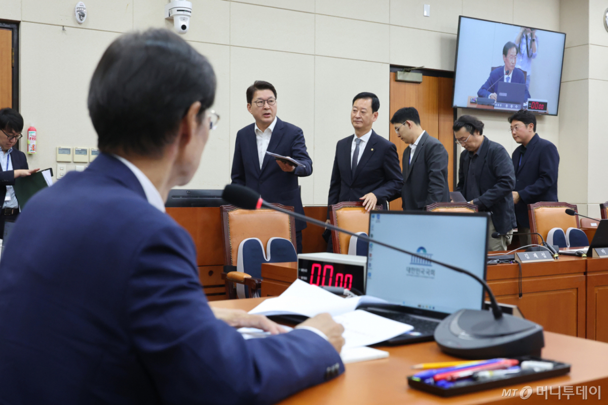 (서울=뉴스1) 신웅수 기자 = 국민의힘 의원들이 1일 서울 여의도 국회에서 열린 정무위원회 전체회의에서 국정감사 증인 등 출석요구의 건 통과에 앞서 퇴장하고 있다. 2026.10.1/뉴스1 Copyright © 뉴스1. All rights reserved. 무단 전재 및 재배포, AI학습 이용 금지. /사진=(서울=뉴스1) 신웅수 기자
